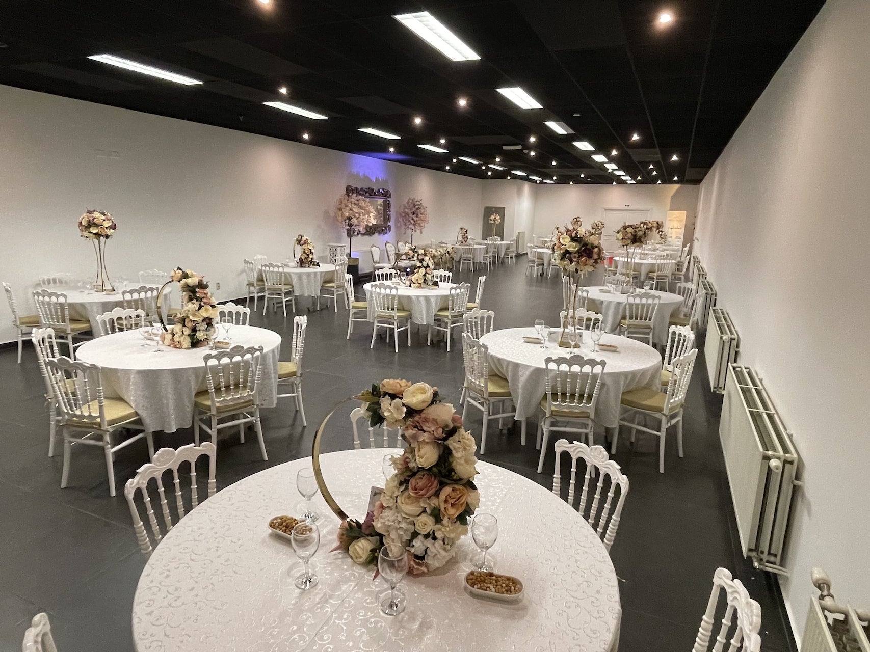 Looking for a compact event venue?
Discover Mini Max by Maxim Palace!
